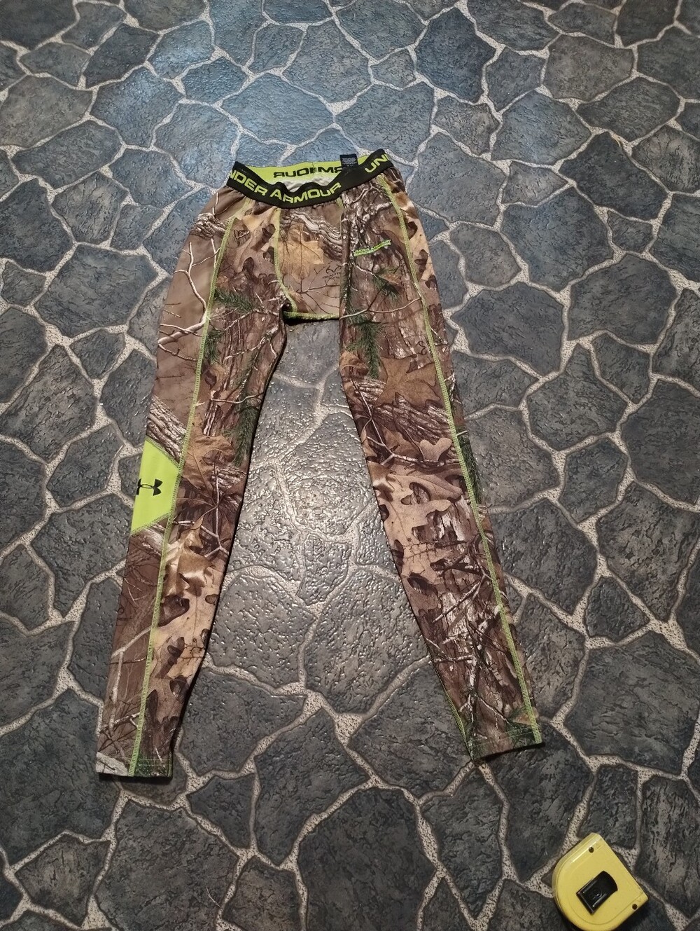 Under Armour mens camo cold gear compression base layer pants size small